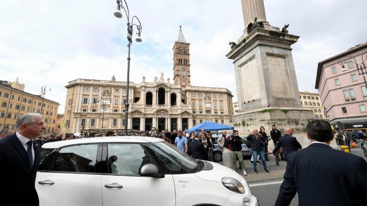 Papež František přijíždí k bazilice Santa Maria Maggiore