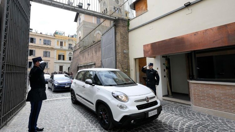 2025.03.23 Papież Franciszek wrócił do Watykanu