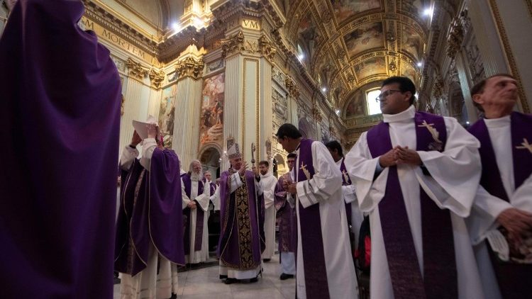 Nadbiskup Fisichella blagoslivlja prisutne svećenike