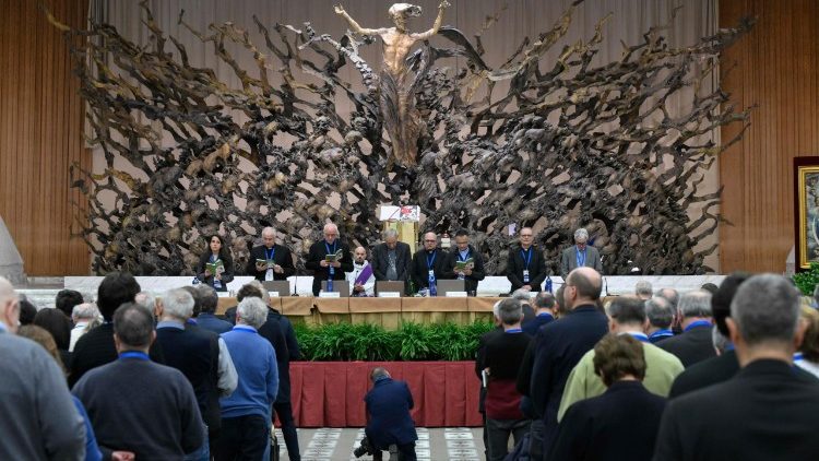 Zahájení druhého synodálního shromáždění italských církví ve vatikánské aule Pavla VI.