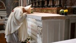 വിശുദ്ധ ജോൺ പോൾ രണ്ടാമൻ പാപ്പായുടെ ഭൗതികശരീരം അടക്കം ചെയ്തിരിക്കുന്ന അൾത്താരയിൽ ചുംബിക്കുന്ന കർദ്ദിനാൾ പരൊളീൻ