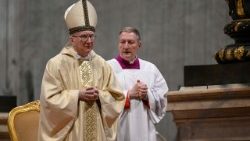 Kard. Pietro Parolin počas eucharistie v Bazilike sv. Petra, 2. apríl 2025