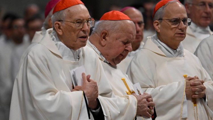 Kardinal Dzwisz (Mitte) bei der Gedenkmesse im Petersdom