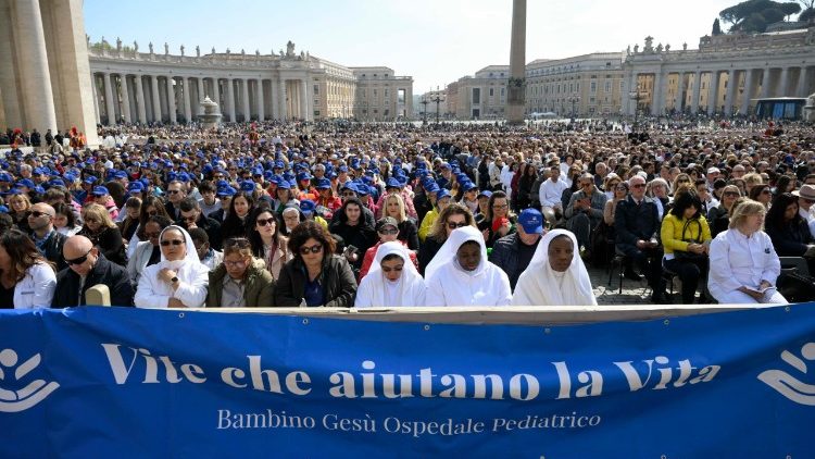 Fedeli durate la celebrazione