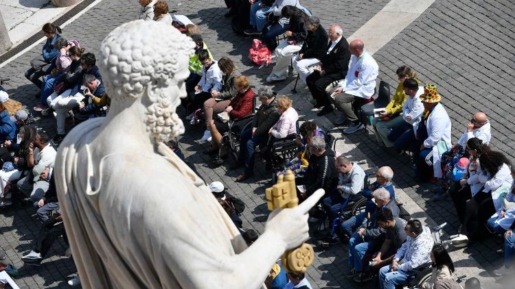 Malati in piazza San Pietro durante la Messa