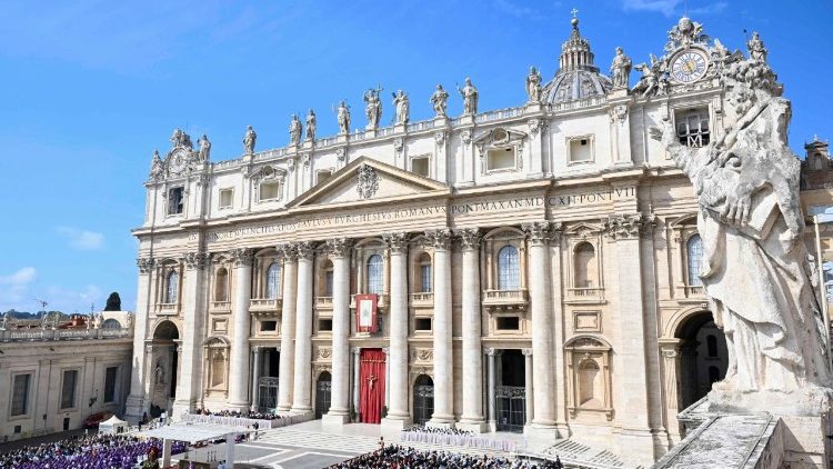 في كلمته لمناسبة صلاة التبشير الملائكي البابا فرنسيس يدعو إلى مواصلة الصلاة من أجل السلام