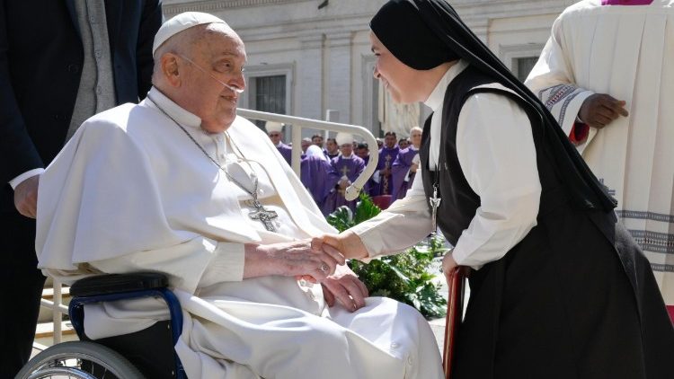 2025.04.06 Papa akisalimiana na wale waliokuwa wasome shukrani zake kwa lugha mbali mbali.