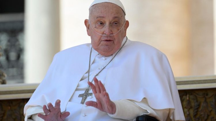 Pave Frans viste seg kort på Petersplassen søndag 6. april 2025 i anledning jubelårsfeiringen for syke og helsearbeidere. «God søndag til alle sammen! Mange takk!», sa han.