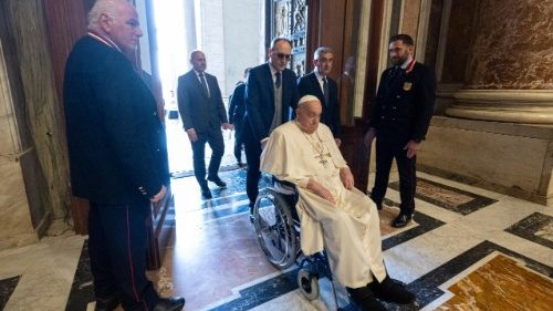 Papst überrascht erneut mit stillem Gebetsbesuch im Petersdom