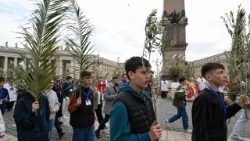 Các sinh viên tham dự Lễ Lá tại Vatican (13/04/2025)