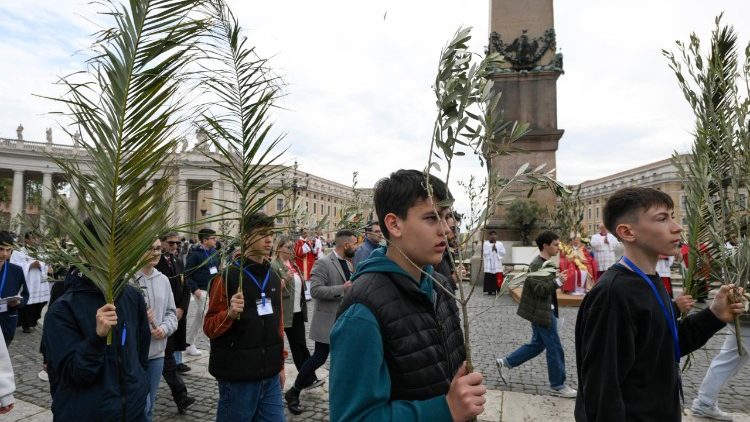 Các sinh viên tham dự Lễ Lá tại Vatican (13/04/2025)
