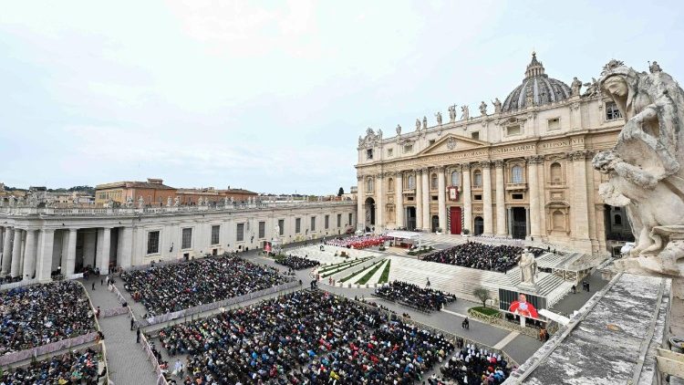 Un momento de la santa misa del Domingo de Ramos en la Plaza de San Pedro, 13 de abril de 2025. (Vatican Media)