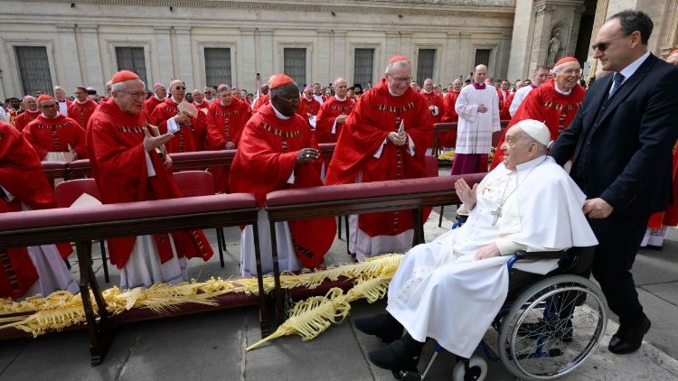 Papa Francisko akisalimiana na Makardinali, Dominika ya Matawi