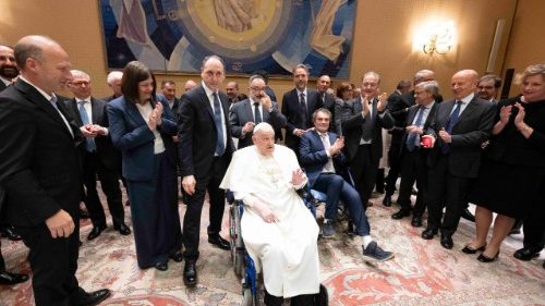 Papst dankt Gemelli-Mitarbeitern für ihren Dienst