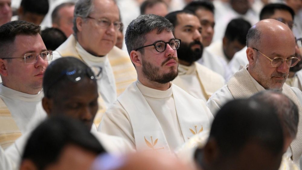 2025.04.17 GiovedÃ¬ della Settimana Santa â   Messa del Crisma presieduta dal Cardinale Domenico Calcagno