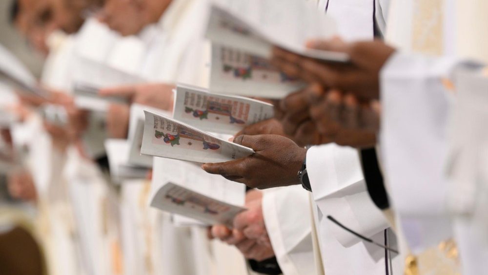 2025.04.17 GiovedÃ¬ della Settimana Santa â   Messa del Crisma presieduta dal Cardinale Domenico Calcagno