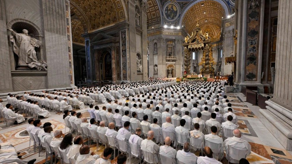 2025.04.17 GiovedÃ¬ della Settimana Santa â   Messa del Crisma presieduta dal Cardinale Domenico Calcagno