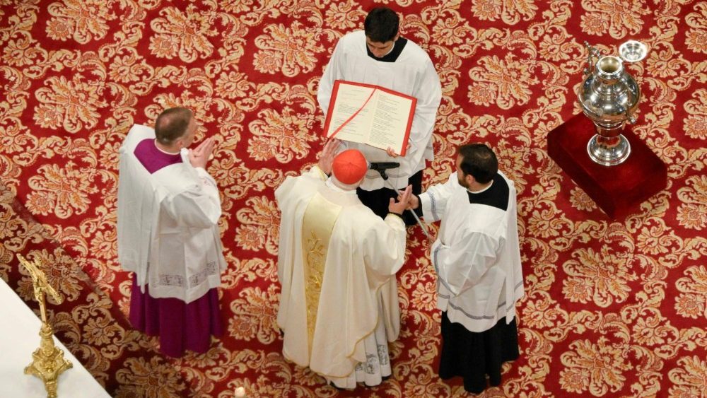 2025.04.17 GiovedÃ¬ della Settimana Santa â   Messa del Crisma presieduta dal Cardinale Domenico Calcagno