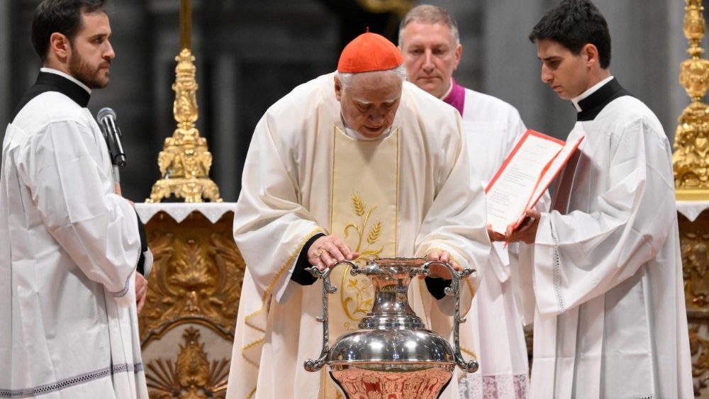2025.04.17 GiovedÃ¬ della Settimana Santa â   Messa del Crisma presieduta dal Cardinale Domenico Calcagno