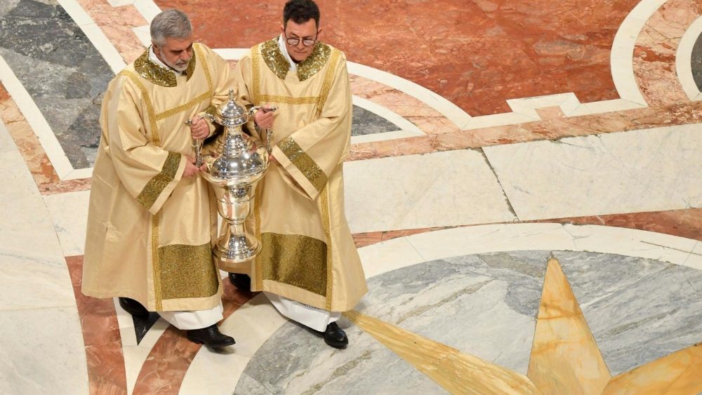 2025.04.17 GiovedÃ¬ della Settimana Santa â   Messa del Crisma presieduta dal Cardinale Domenico Calcagno