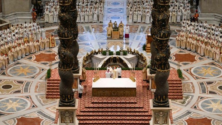 Un momento de la celebración de la Misa Crismal en la Basílica de San Pedro