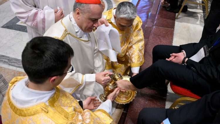 Le cardinal Mauro Gambetti lavant les pieds de douze fidèles. 