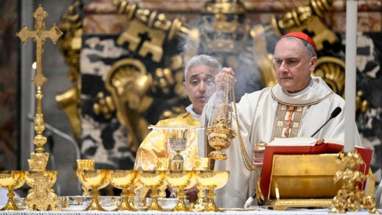 El cardenal Gambetti inciensa el altar eucarístico en la Basílica de San Pedro en el Vaticano