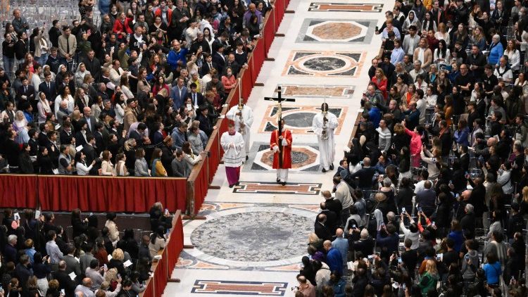 A adoração da cruz é um rito central da celebração da Sexta-feira Santa