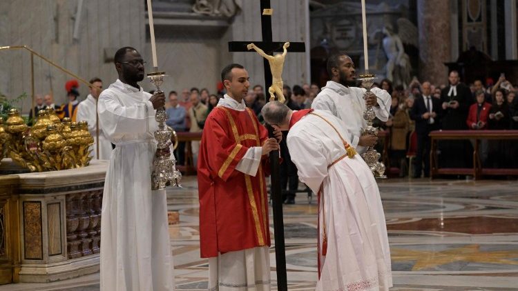 Sehemu ya Pili ni Kuabudu Msalaba Mtakatifu