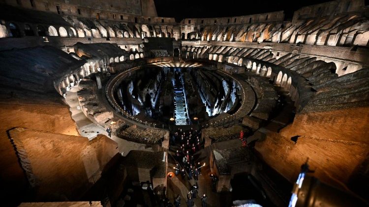 A Via-Sacra na arena do Coliseu