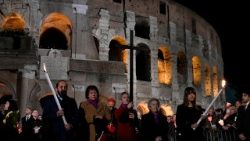 A tavalyi Via Crucis a Colosseumnál - a keresztvivők stációként váltották egymást 