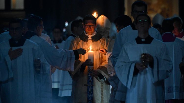 Liturgia wigilii paschalnej, podczas której dorośli neofici przyjmują chrzest