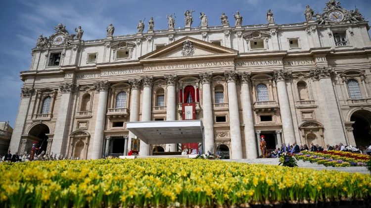 Adornos florales en la Plaza de San Pedro, domingo de Pascua, 20 de abril de 2025.
