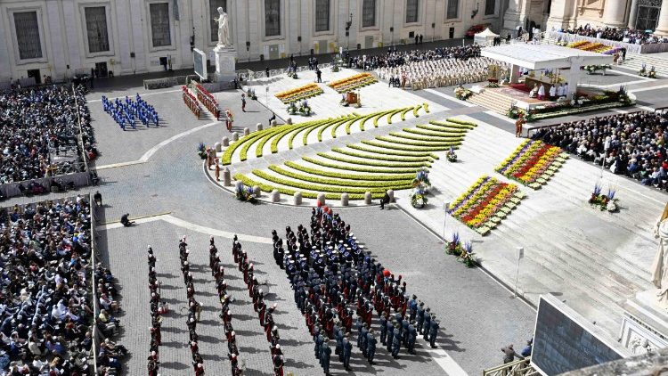 Santa misa de Pascua en la Plaza de San Pedro, domingo 20 de abril de 2025. 