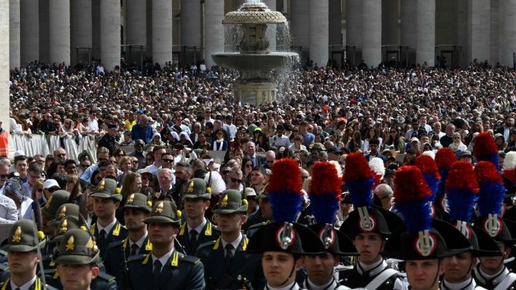 Cerca de 35 mil fiéis lotaram a Praça São Pedro