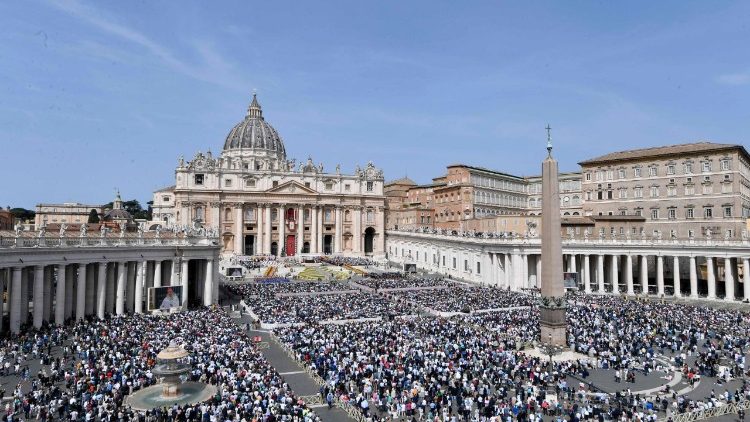 Rég nem látott sokaság a Szent Péter téren a húsvétvasárnapi szentmisén  