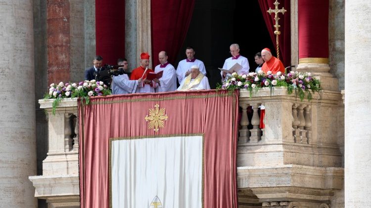 Il Papa affacciato dalla Loggia delle Benedizioni