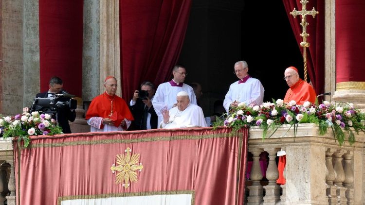 Papa alitokea kwenye Balkoni ya Kanisa Kuu la Mtakatifu Petro kutoa baraka ya Uribi et Orbi