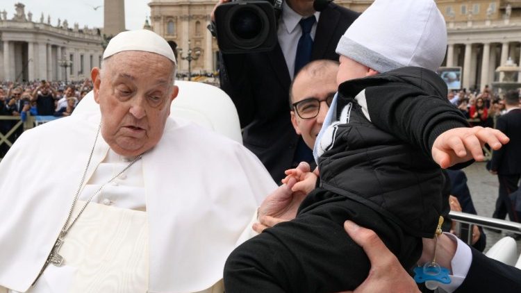 Po Mszy św. w Niedzielę Zmartwychwstania Papież Franciszek po raz ostatni przejechał papamobile po Placu Św. Piotra wśród wiernych. Za to był wdzięczny