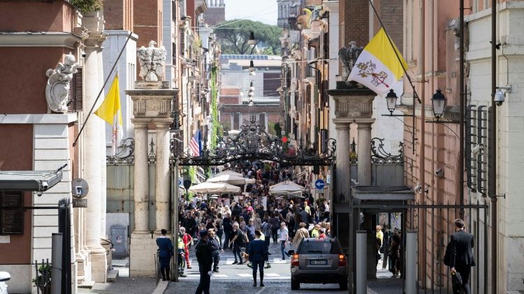 Cờ rủ tại cổng Santa Anna vào Vatican