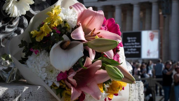 Des fleurs en hommage au Pape François, sur la place Saint-Pierre, le 21 avril. 