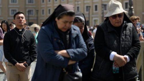 Stimmung auf dem Petersplatz: Sonniger Ostermontag voller Trauer