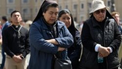 Wierni modlą się za zmarłego Papieża