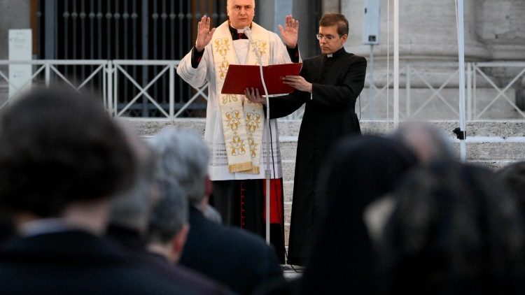 Rosenkranzgebet auf dem Petersplatz