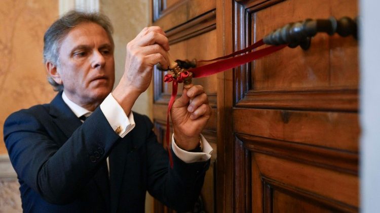 Den påvliga våningen i det apostoliska palatset sigilleras efter påven Franciskus död 21 april 2025 