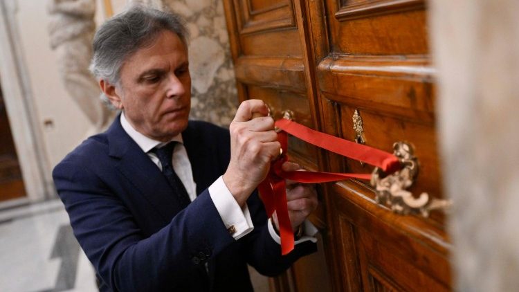 Pieczęcie na drzwiach apartamentu nałożono 21 kwietnia, w dniu śmierci papieża Franciszka