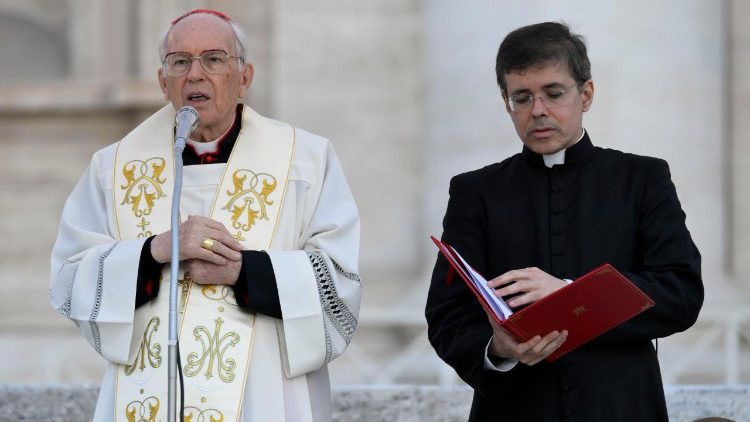 Il cardinale Giovanni Battista Re guida la preghiera del Rosario