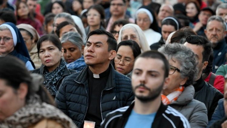 Santo rosario por el eterno descanso del Papa Francisco, 22 de abril de 2025.