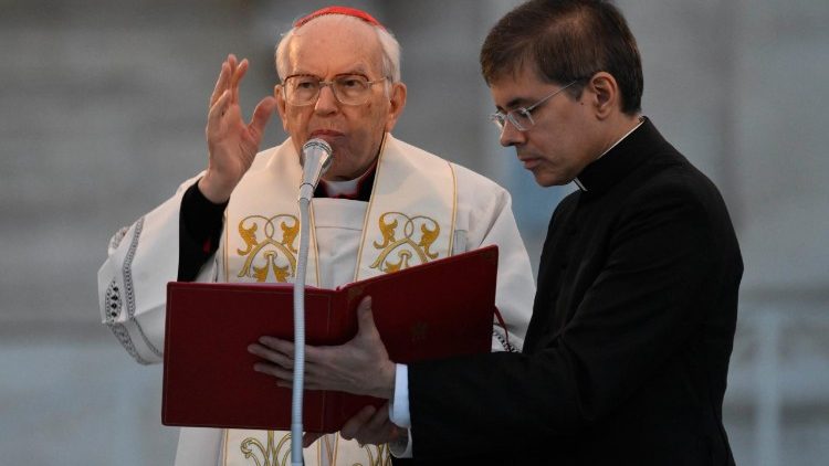 G. B. Re vadovauja Rožinio maldai Šv. Petro aikštėje 2025 m. balandžio 22 d.