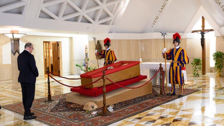 Il sindaco Gualtieri dinanzi alla salma di Papa Francesco